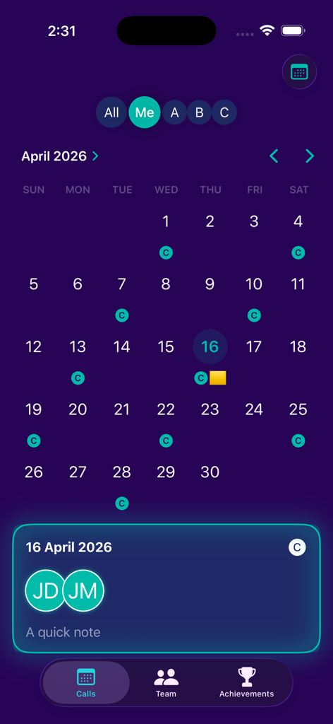 On-Call Schedule Lite - Una vista de calendario mensual en la aplicación On-Call Schedule Lite que muestra rotaciones de guardias médicas en un tema oscuro