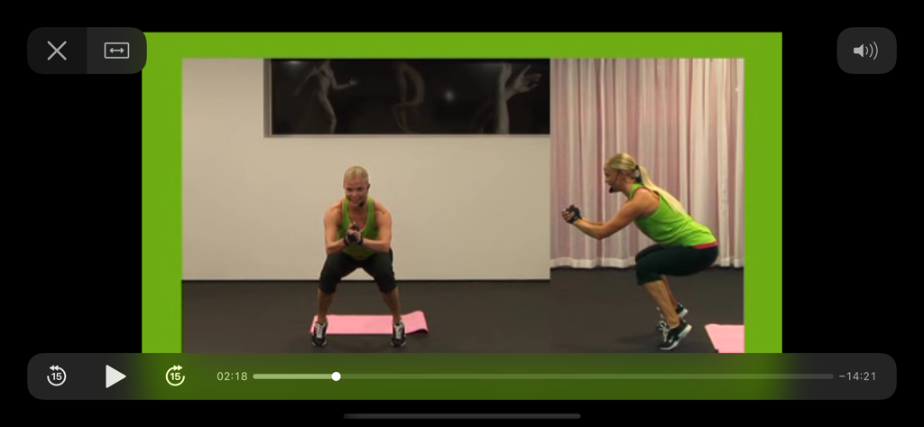 17 minuter Ben & Rumpa - Instructora de fitness femenina demostrando un ejercicio de sentadilla en un video de pantalla dividida de la aplicación 17 Minutes Legs and Glutes.