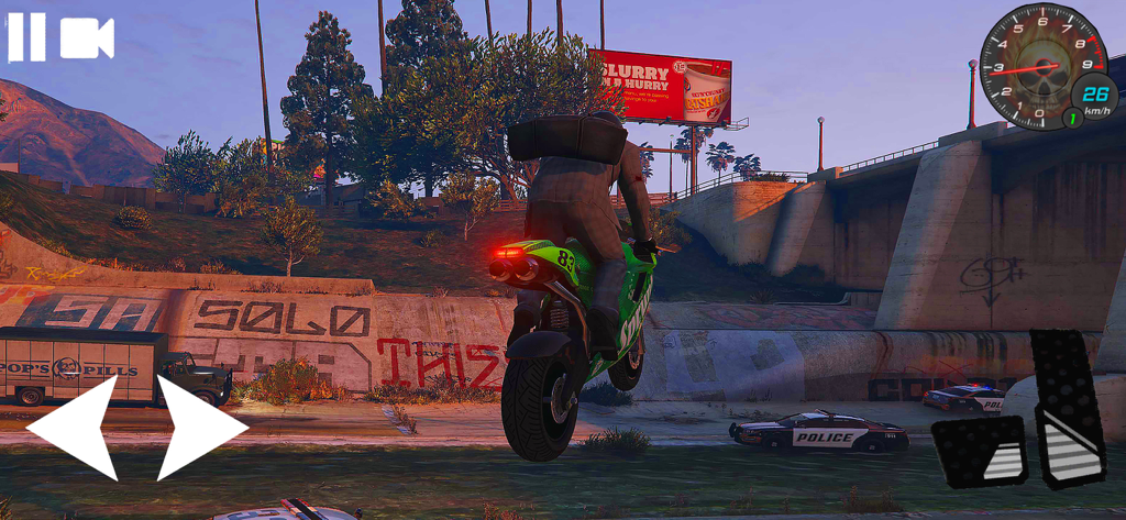 City Motorcycle Driver Sim  21 - Jugabilidad de una deportiva verde haciendo un caballito en un entorno urbano con coches de policía y grafitis en la ciudad