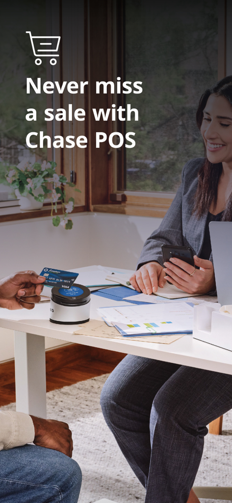 Un propietario de negocio aceptando un pago con tarjeta de crédito usando la aplicación Chase Point of Sale y un lector de tarjetas