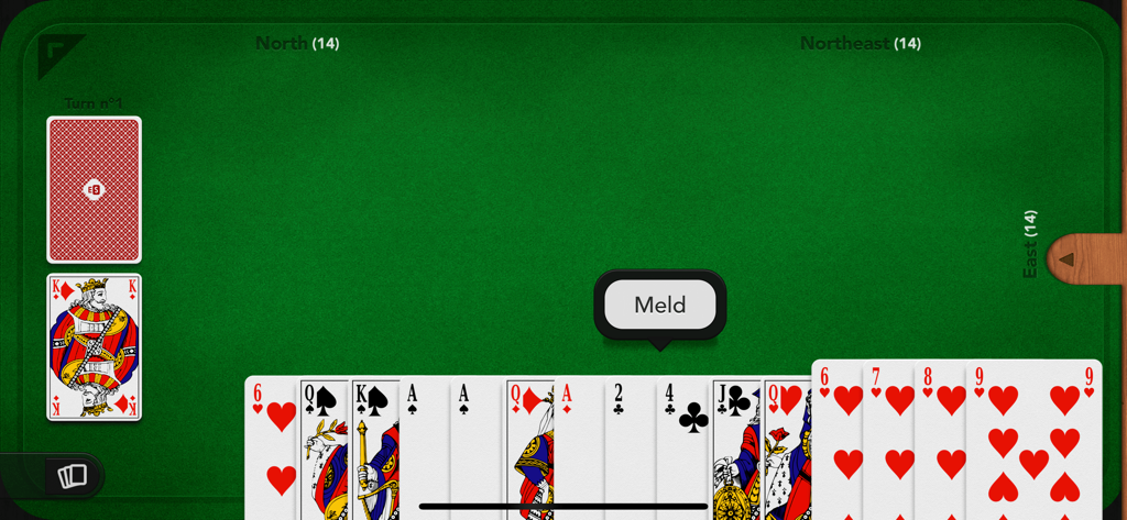 Una mano de cartas en Rummy Plus con una secuencia lista para meldar sobre una mesa verde.