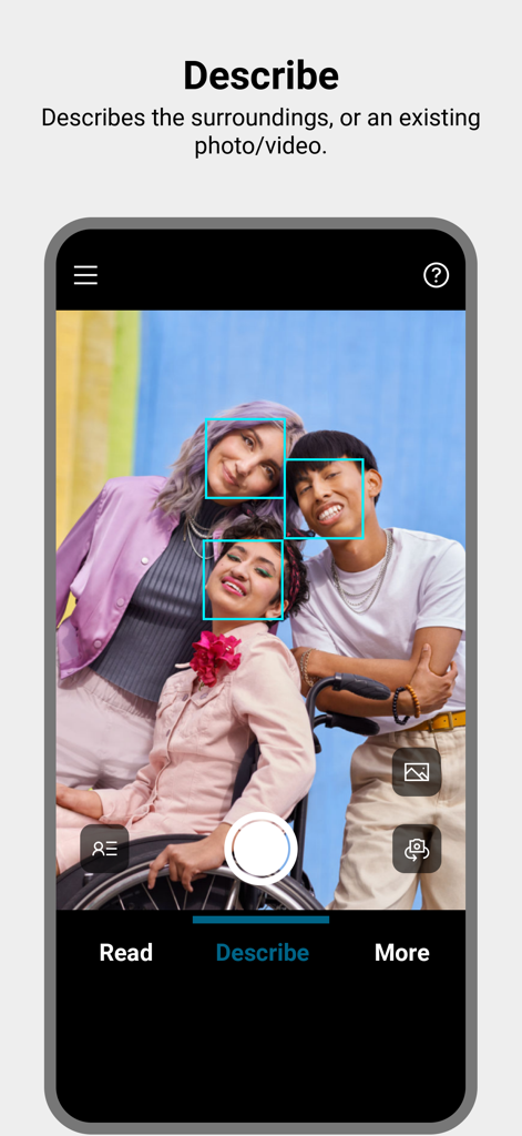 La interfaz de la aplicación Seeing AI utilizando la función Describir para identificar rostros de personas en una fotografía.