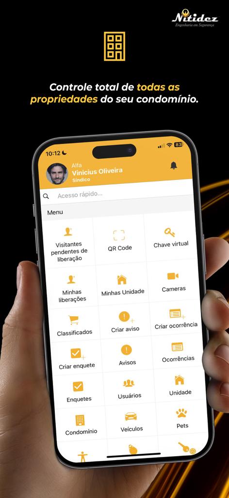 Uma mão segurando um iPhone exibindo o painel do aplicativo Nitidez com ícones para gerenciamento de visitantes, chaves virtuais, câmeras de segurança e enquetes da comunidade.