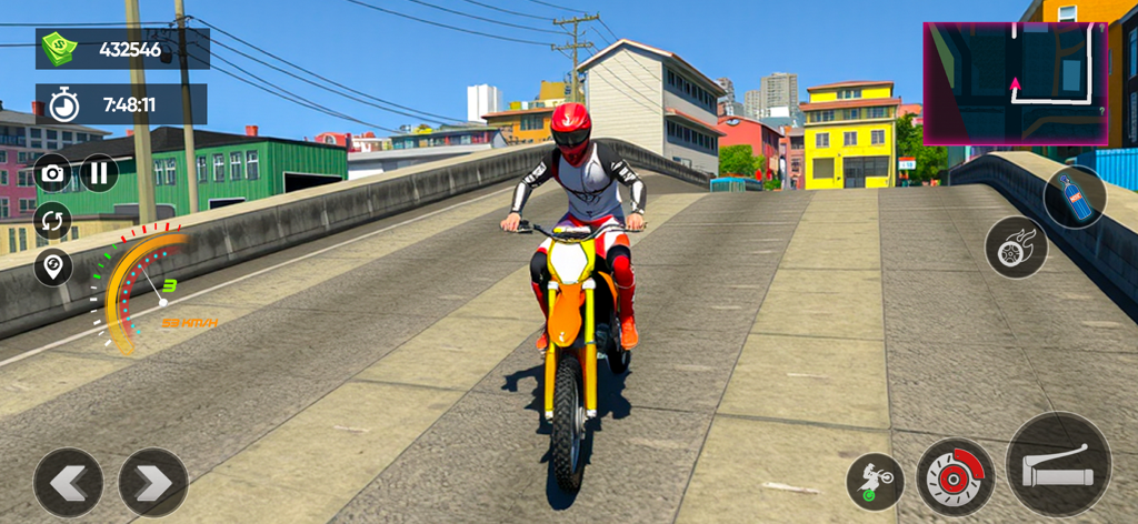 Un piloto de motocross 3D con casco rojo compitiendo con una moto de cross naranja por una calle de la ciudad con elementos de interfaz de juego.