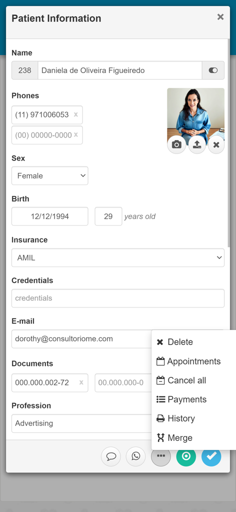 Consultorio.me - Electronic medical record interface showing a patient information form with personal details and insurance data in the Consultorio.me app.