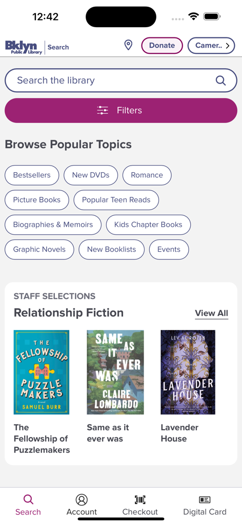 BKLYN Library - La pantalla de búsqueda y exploración de la aplicación móvil de la Biblioteca Pública de Brooklyn con temas populares y selecciones de libros del personal.