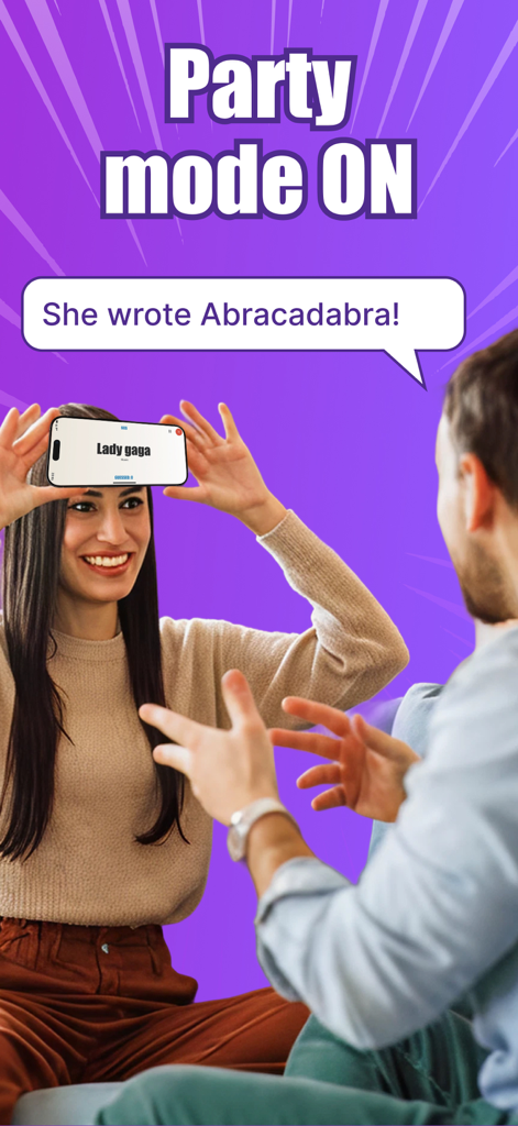 Charades: Party & Group Games - Una mujer sosteniendo un teléfono inteligente en su frente jugando un juego de charadas estilo heads-up con un amigo