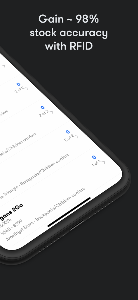 Captura de tela do aplicativo FrontZapp mostrando uma lista de itens de inventário em um iPhone com texto sobre a obtenção de 98% de precisão de estoque usando RFID