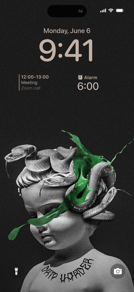 Cool Aesthetic Wallpapers 4K - ヘビと緑色の液体しぶきのある白黒の彫刻の壁紙を表示するiPhoneロック画面