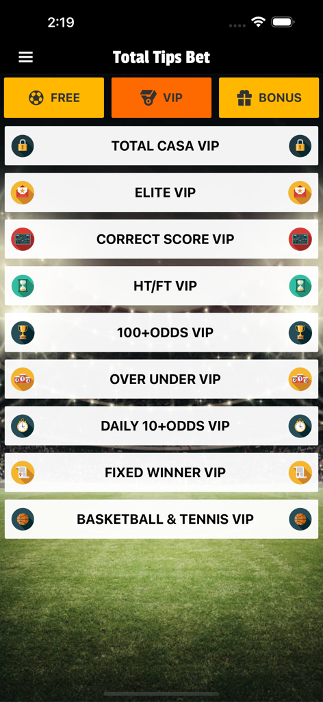 Total Tips Bet - Total Tips Betモバイルアプリのインターフェイス。スタジアムの背景に、VIPスポーツベッティング予測カテゴリを表示。