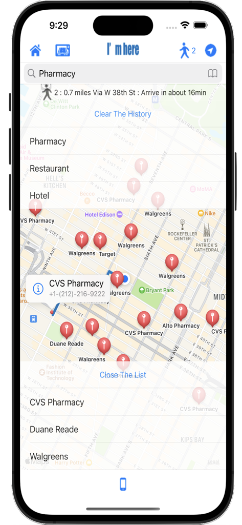 Pantalla de smartphone que muestra la aplicación de navegación Im here con un mapa de la ciudad de Nueva York y resultados de búsqueda de farmacias.