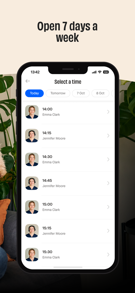 Bildschirm der FirstVet-Mobil-App, der verfügbare Termine und Profile von lizenzierten Tierärzten für Online-Beratungen anzeigt.