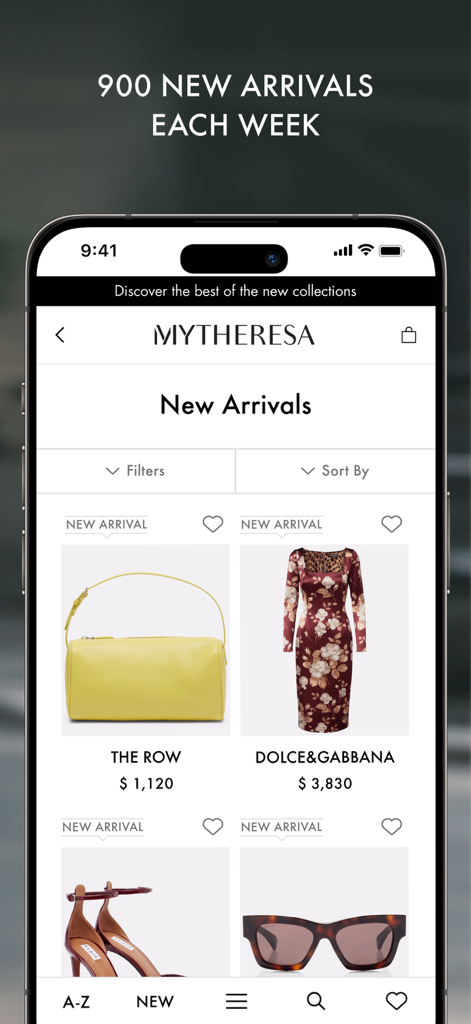 최고 디자이너의 새로운 럭셔리 패션 상품을 보여주는 Mytheresa 앱 인터페이스