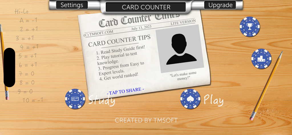 Card Counter Liteアプリのホーム画面。ブラックジャックのカウンティングのヒントとゲームナビゲーションボタンが、木製デスクの背景に表示されている。