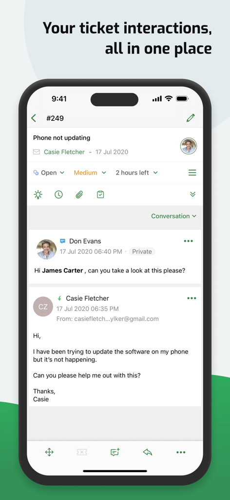 Zoho Desk - Interfaz de la aplicación móvil Zoho Desk que muestra una conversación de ticket de soporte al cliente y colaboración del agente