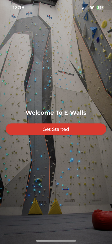 LED 홀이 있는 클라이밍 벽과 시작하기 버튼이 있는 eWalls 클라이밍 앱의 환영 화면