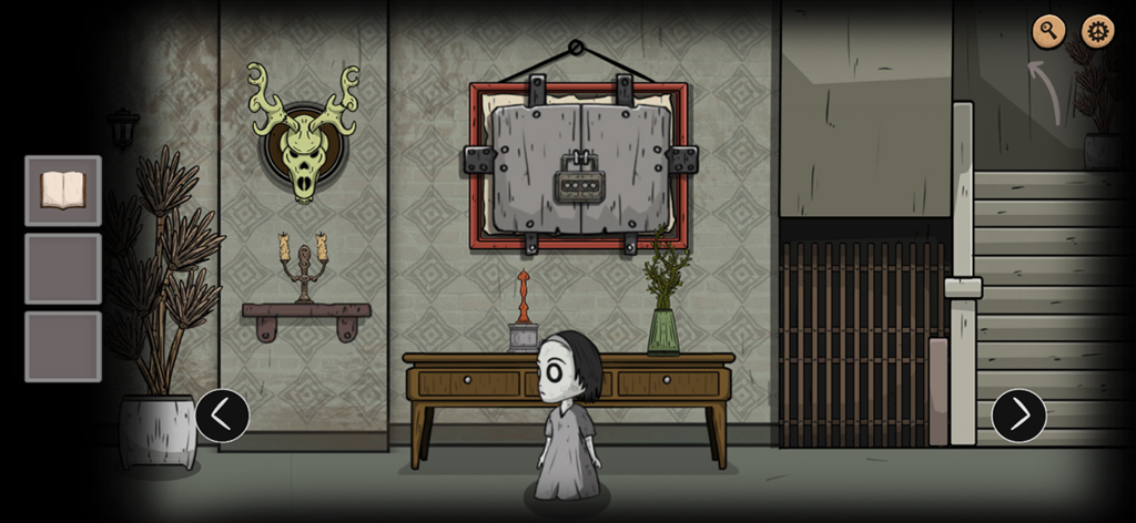 Lily se encuentra en una misteriosa habitación con una caja fuerte de pared cerrada y un trofeo de cráneo de ciervo.