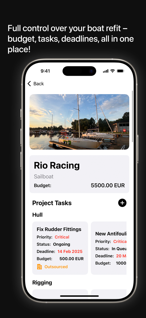La aplicación BoatRefiter muestra tareas de reforma de veleros y detalles del presupuesto en la pantalla de un smartphone