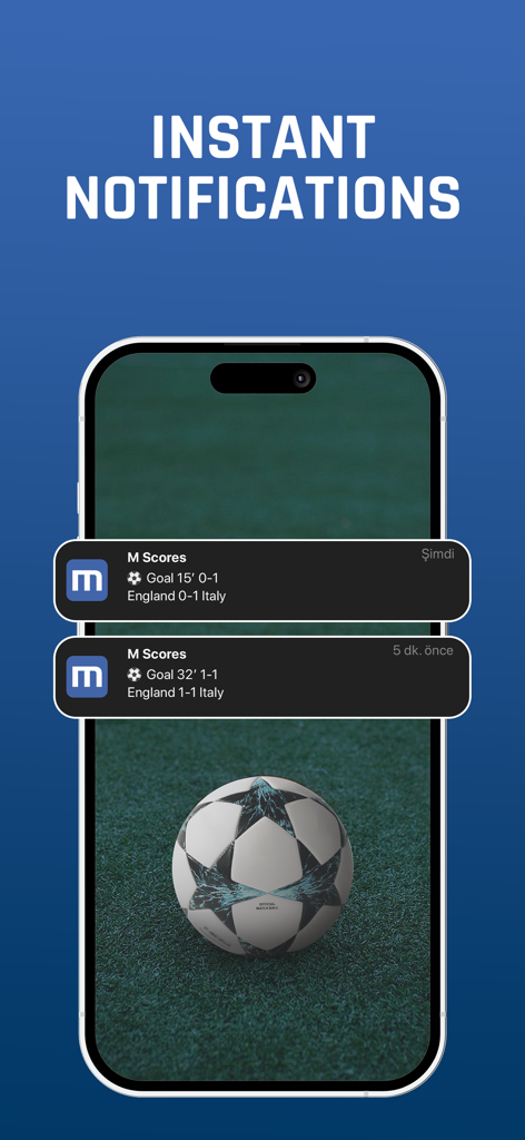Smartphone zeigt Echtzeit-Torbenachrichtigungen von der M Scores App für ein Fußballspiel.
