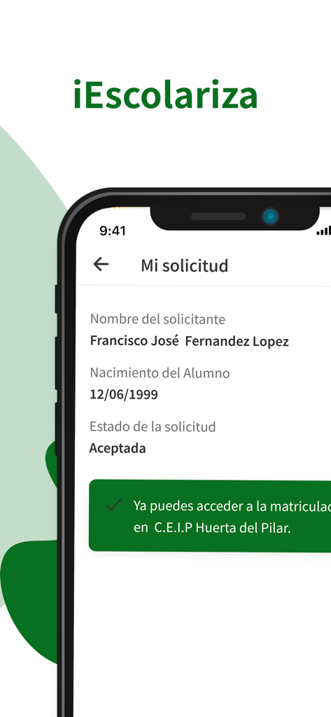 iEscolariza - Pantalla de smartphone mostrando una solicitud de matriculación escolar aceptada en la app iEscolariza
