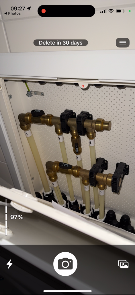 Interface de l'application Work Cam prenant une photo de tuyaux de plomberie étiquetés avec une notification de suppression automatique