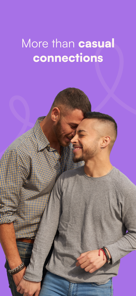 Dois homens gays se abraçando carinhosamente com o texto mais do que conexões casuais