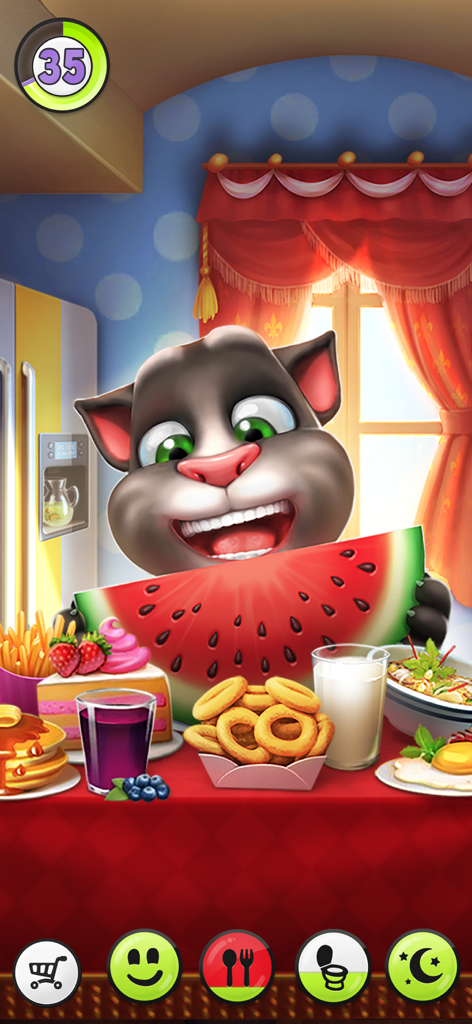 Talking Tom comendo uma grande fatia de melancia em uma mesa cheia de várias comidas