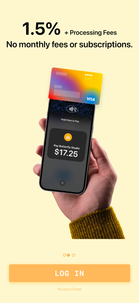 Tap to Pay + Contactless + POS - 비즈니스 거래를 위해 무선 신용카드 결제를 받기 위해 iPhone을 들고 있는 손