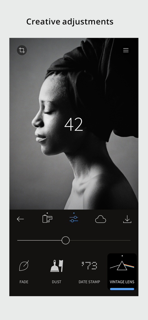 Un portrait en noir et blanc en cours d'édition dans l'application RNI Films à l'aide d'outils de réglage créatifs comme l'objectif vintage et le grain de film.