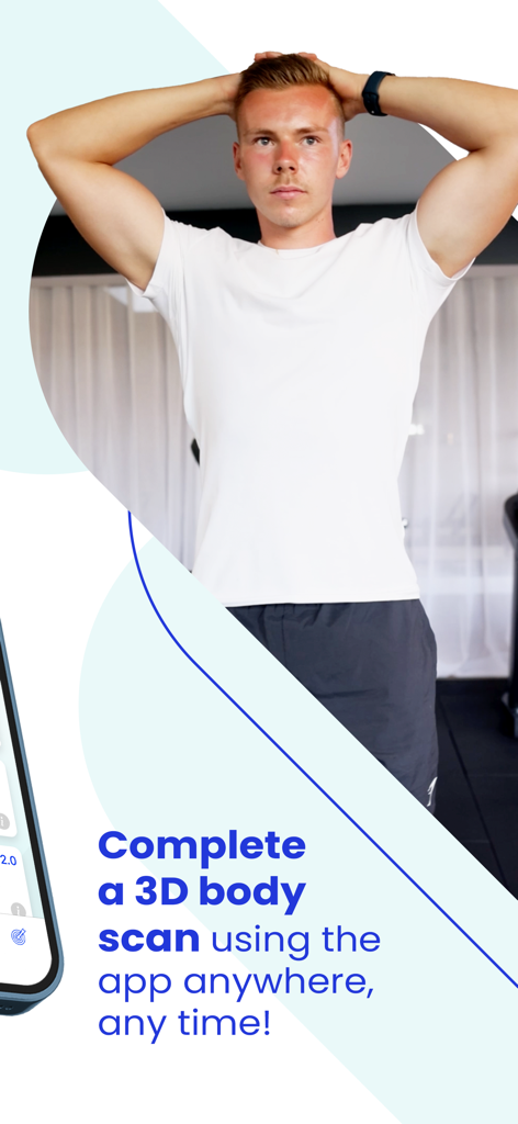 Bodymapp 앱을 사용하여 집에서 3D 신체 스캔을 위해 손을 머리 뒤로 하고 포즈를 취하는 남성