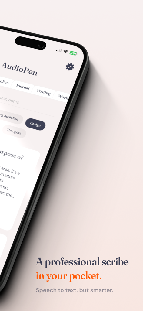 AudioPen - iPhone mit der Benutzeroberfläche der AudioPen-App und dem Slogan Ein professioneller Schreiber in deiner Tasche.