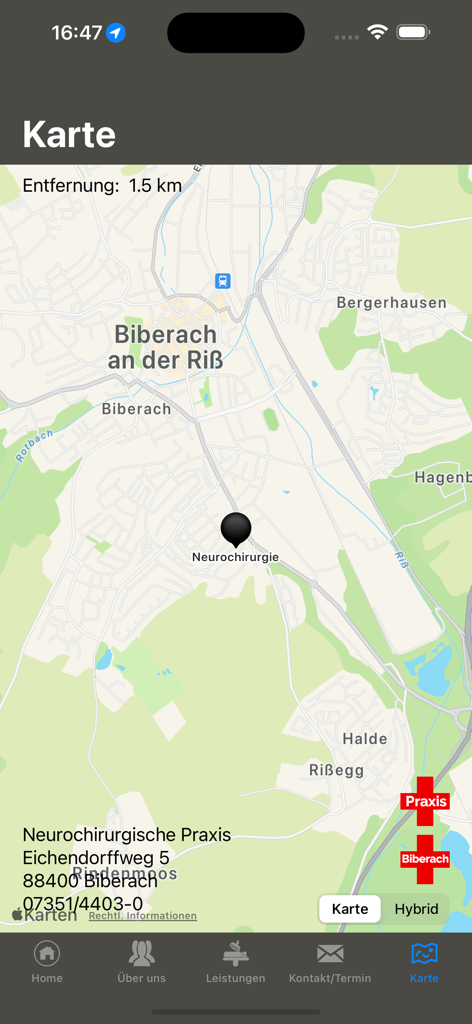 Uma tela de mapa do aplicativo Neurosurgery BC mostrando a localização e o endereço da clínica de neurocirurgia em Biberach, Alemanha.