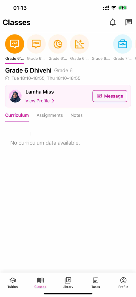 La interfaz de la aplicación móvil Bright Minds que muestra los detalles de la clase para Dhivehi de 6º Grado, incluyendo el perfil del tutor y el botón de mensaje