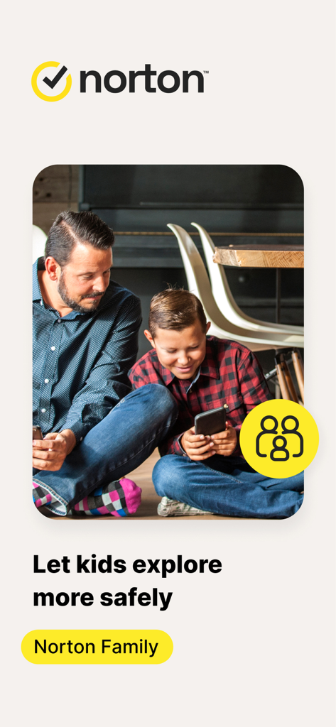 Padre e hijo utilizando un smartphone juntos con el logotipo de la aplicación Norton Family y un mensaje de seguridad