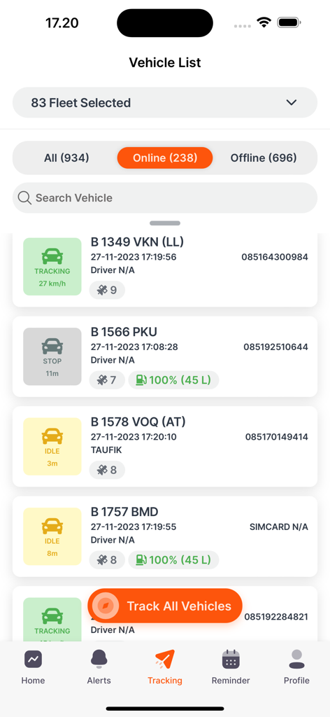 Interface do aplicativo móvel Gtrack GPS mostrando uma lista de veículos com rastreamento de status para várias unidades da frota.