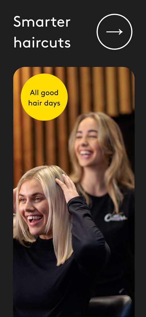 Duas mulheres sorridentes com penteados novos representando o serviço de cortes de cabelo mais inteligentes da Cutters