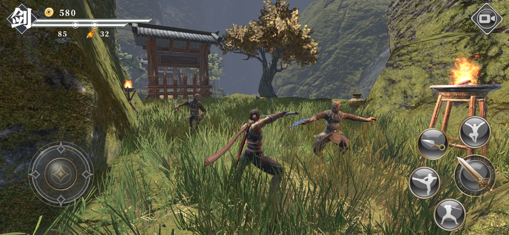 Un guerrero se enfrenta en combate de espadas con múltiples enemigos en un entorno exterior con césped en Nine Night.