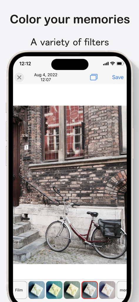 Pantalla de iPhone mostrando la interfaz de edición de fotos de StageCameraHD2 con una variedad de filtros y una foto de bicicleta.