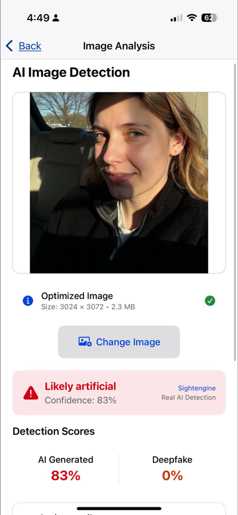 FakeOut: Misinfo Detector - Captura de tela do aplicativo FakeOut mostrando um resultado de detecção de imagem de IA com 83% de confiança para uma foto de retrato