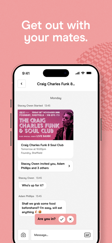 友達との夜のお出かけを計画するためのFatsomaアプリのグループチャットインターフェース。