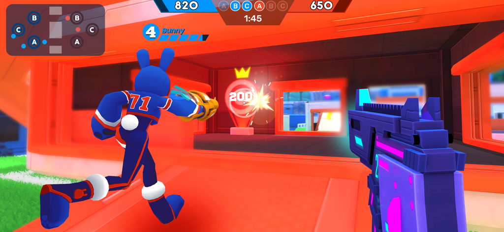 FRAG Pro Shooterの活気あるアリーナで、バニーキャラクターをフィーチャーしたアクションゲームプレイの一人称視点