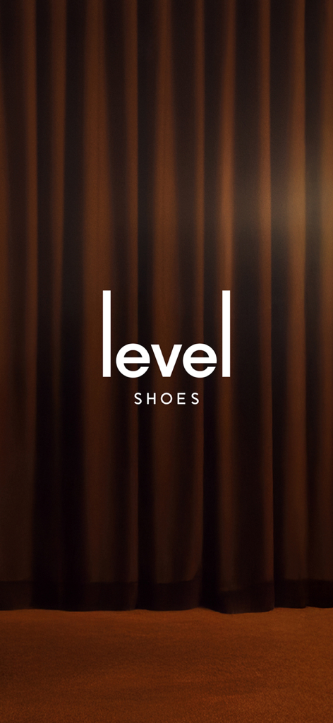 Logotipo branco da Level Shoes centralizado em cortinas marrons escuras elegantes