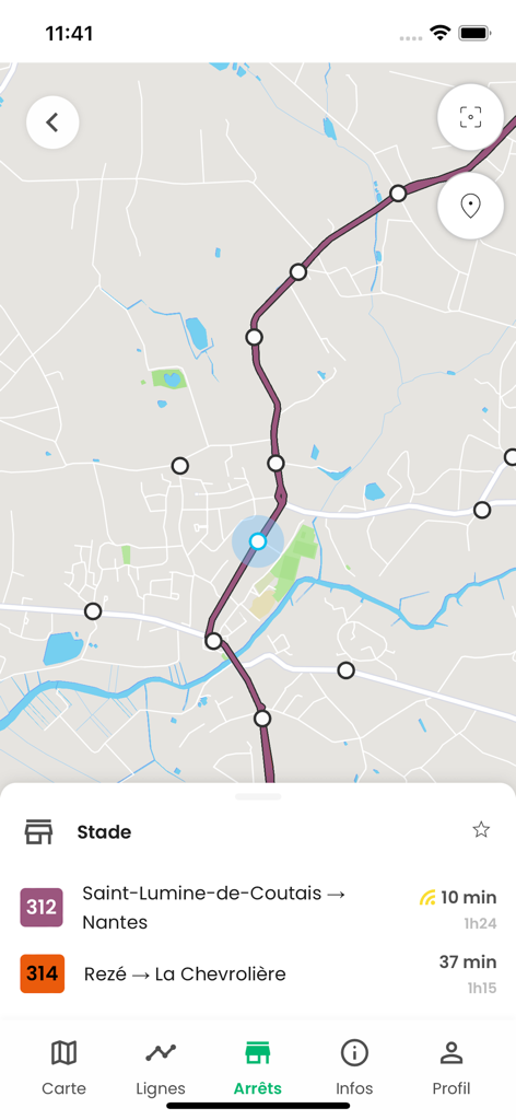 Capture d'écran de l'application mobile Pysae affichant une carte des transports en commun en direct avec les arrêts de bus et le compte à rebours des arrivées en temps réel pour les lignes locales.